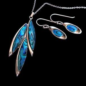 Gorgeous bright faux abalone necklace and earring set